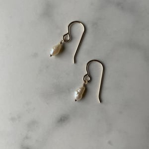 Image of pia earring - freshwater pearl