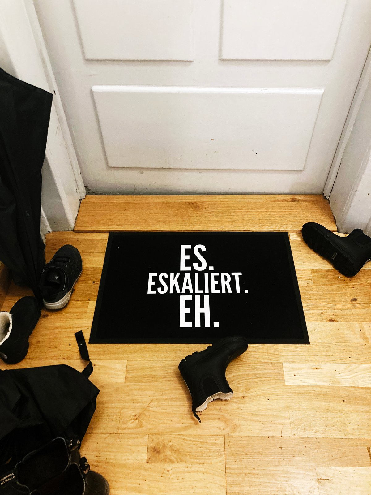 Image of Not just another doormat "Es Eskaliert Eh"! Fussabstreifer!