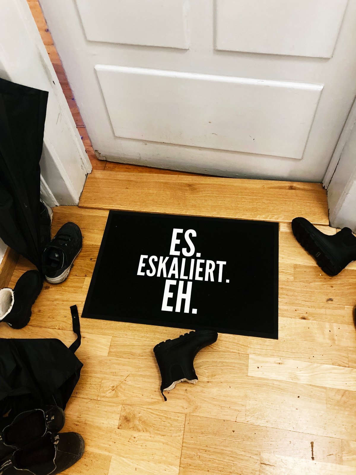 Image of Not just another doormat "Es Eskaliert Eh"! Fussabstreifer!