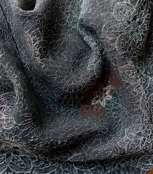 Image of Sort kort silke kimono med sølvblomster