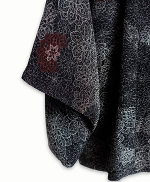 Image of Sort kort silke kimono med sølvblomster