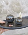 Juego de dos bolitas estriadas. Two flowerpot set.