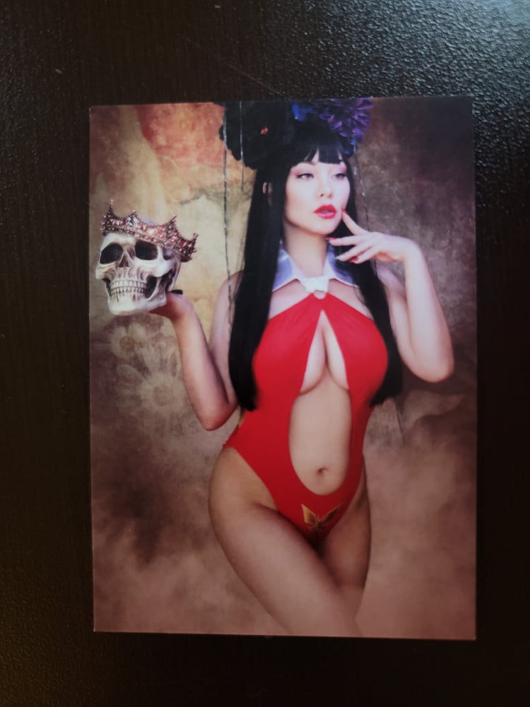 Image of LE Vampirella Strikes Trading Card - Dynamite Comics