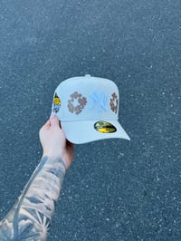 Image 1 of SOFT NEUTRAL TONE NEW YORK YANKEES CUSTOM FITTED CAP