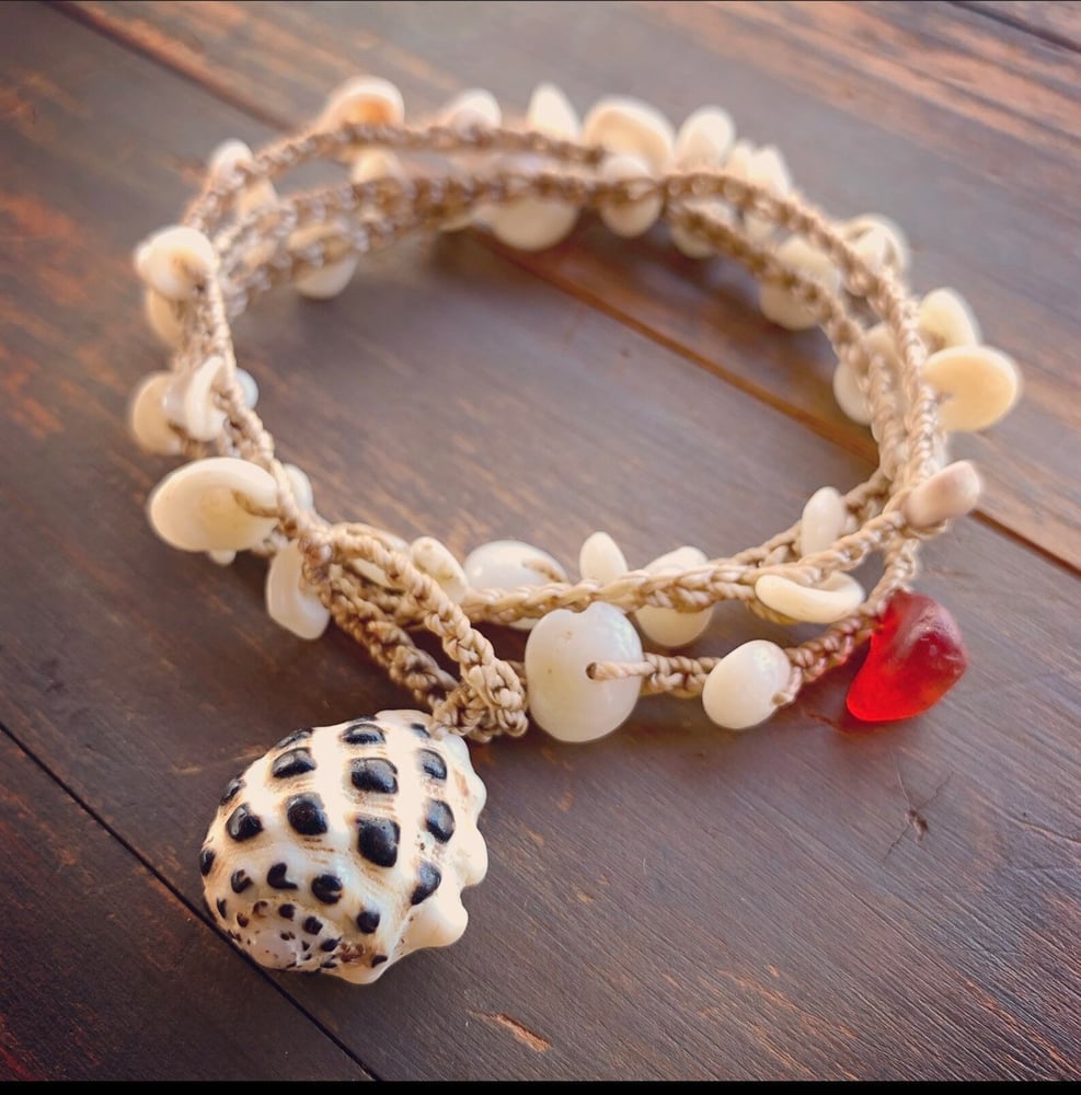 Image of Dainty Molokai shell wrap with puka shells and a spotted drupe