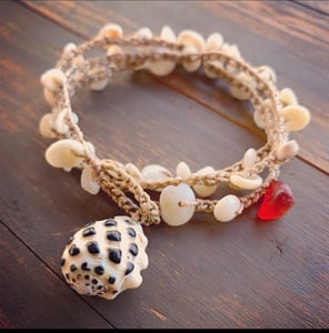 Image of Dainty Molokai shell wrap with puka shells and a spotted drupe 