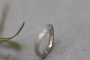 Image of 18ct White gold 2.5mm primavera wishbone ring