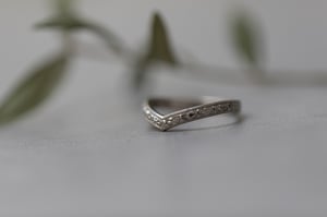 Image of 18ct White gold 2.5mm primavera wishbone ring