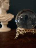 Boule de cristal de 13cm et son support en bronze massif du XIXème siecle, têtes de lions.