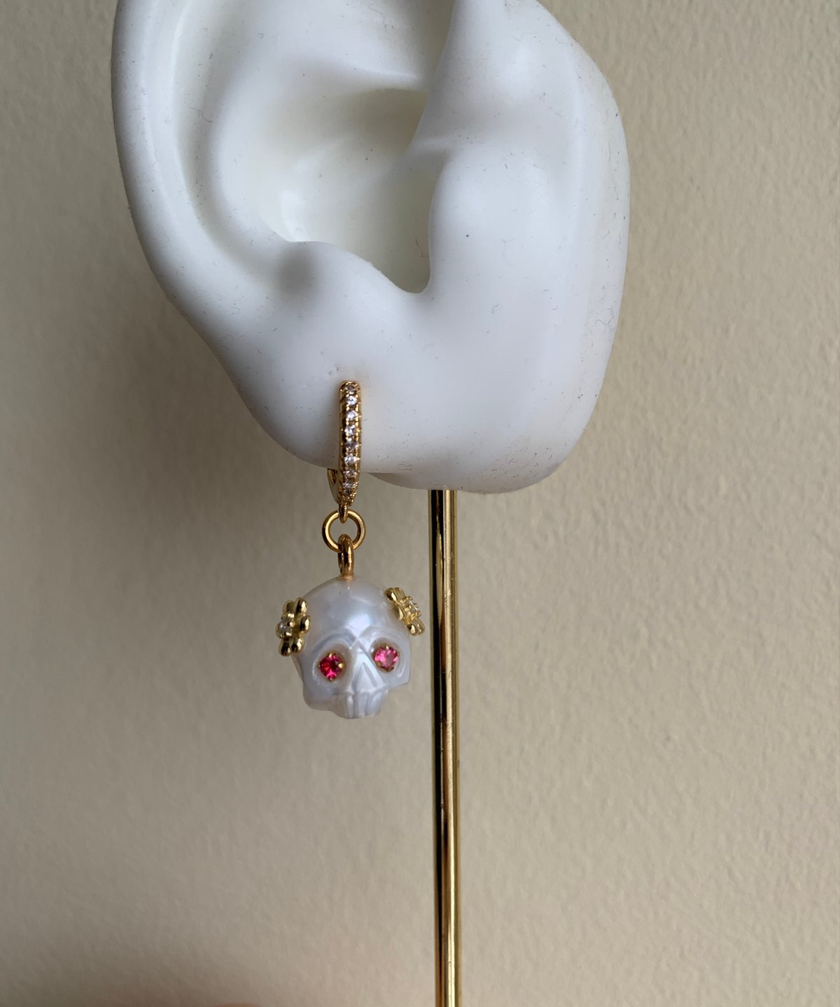 Image of Natural Carved pearl mono earring