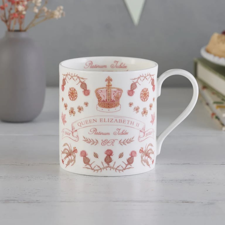 MUG QUEEN ELIZABETH II, VICTORIA EGGS Image 3