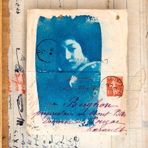 Image of Boîte à trésors aux photos anciennes et échantillons de tissus 