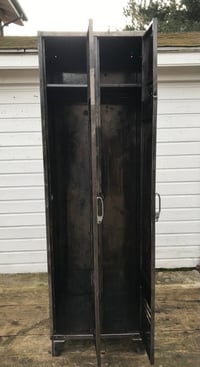 Image 2 of Très ancien vestiaire en métal à deux portes panneautées