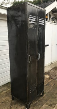 Image 3 of Très ancien vestiaire en métal à deux portes panneautées