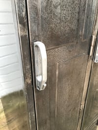 Image 4 of Très ancien vestiaire en métal à deux portes panneautées