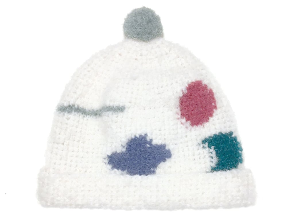 Image of WHITE MOHAIR CAP WITH COLOR SHAPES