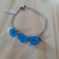Image 1 of Bracelet fleurs en verre bleu