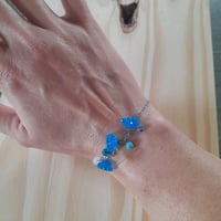 Image 2 of Bracelet fleurs en verre bleu