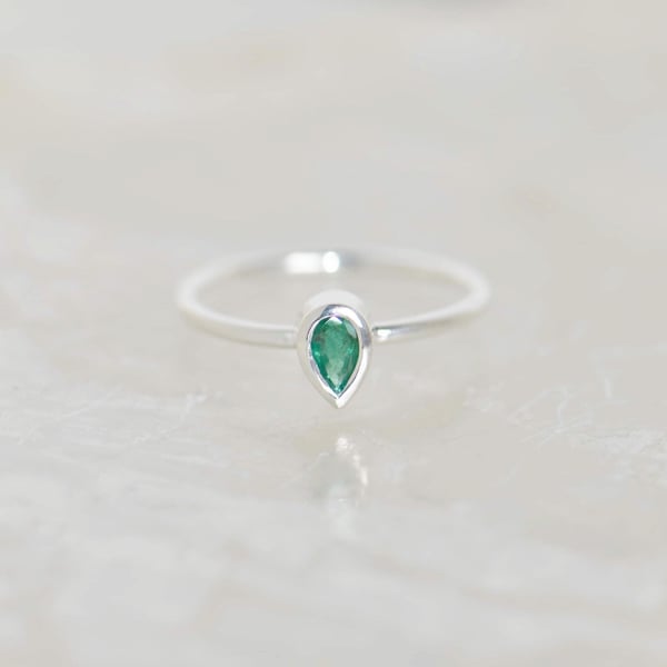 Image of  Colombia Emerald pear cut classic silver ring
