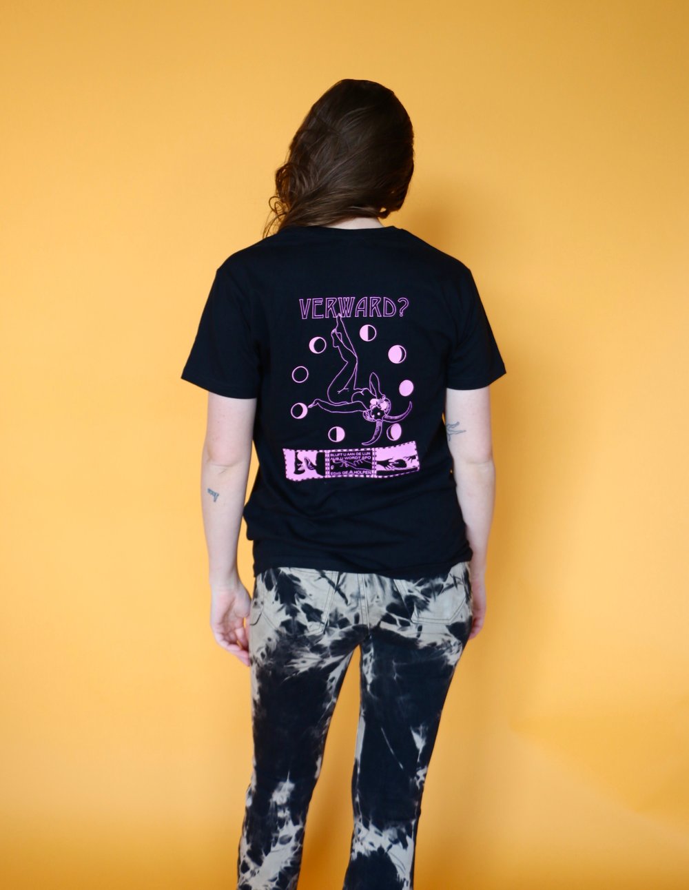 Verward T-shirt: Pink ink on black