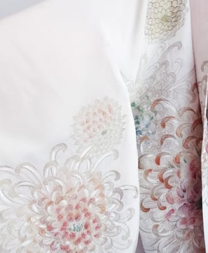 Image of Rosa-creme kort kimono af silke med store krysantemum