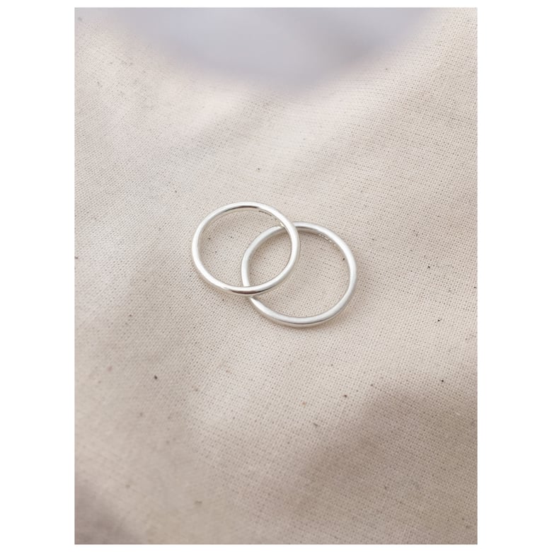 Image of simple silver band
