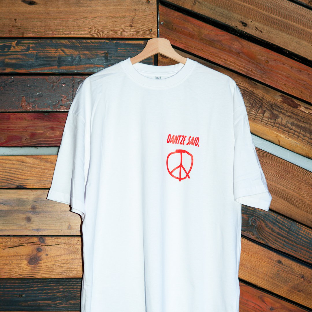 Niconé x Dantze: "Frieden" Oversized-T-Shirt in Weiß