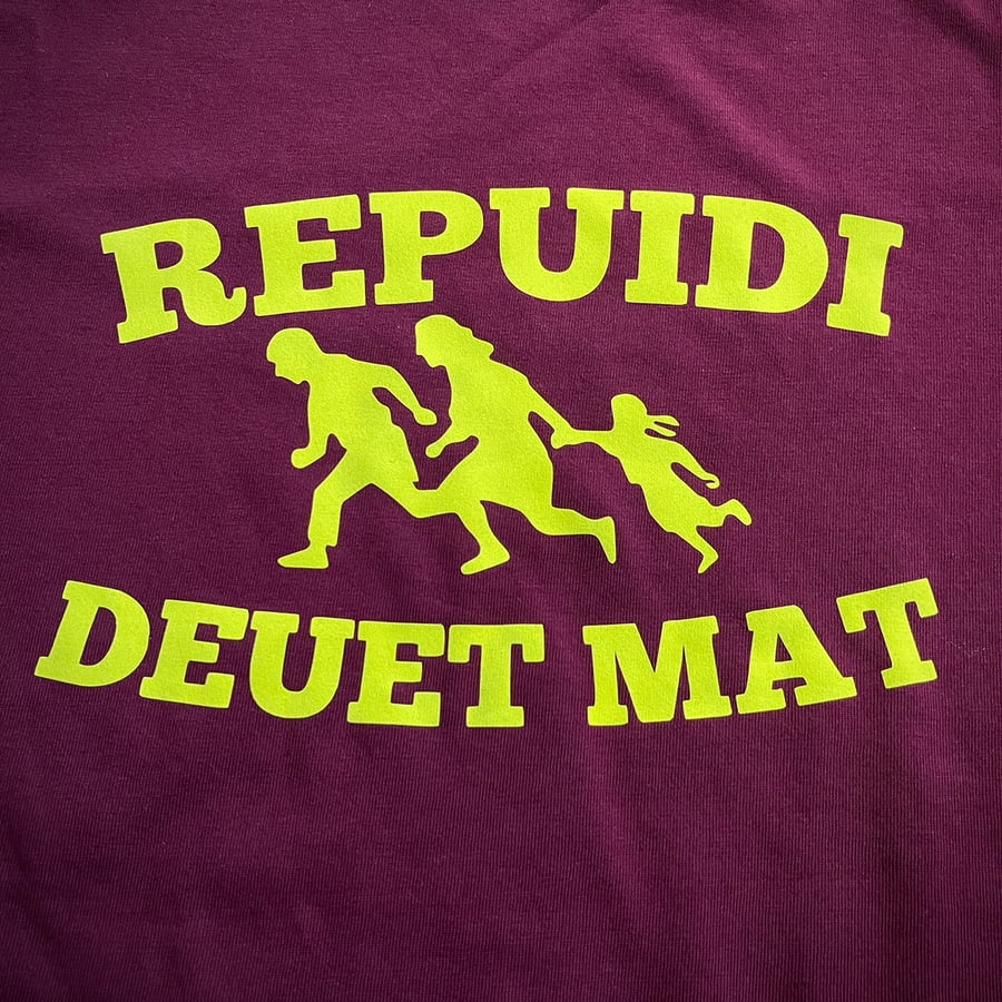 Image of T-shirt mixte rouge Bordeaux "Repuidi deuet mat" (= Refugees Welcome) — Bio & Équitable