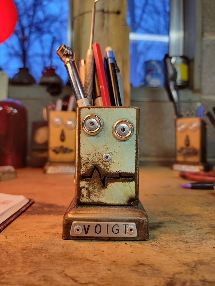 Image of Mr Voigt Robot desk organizer