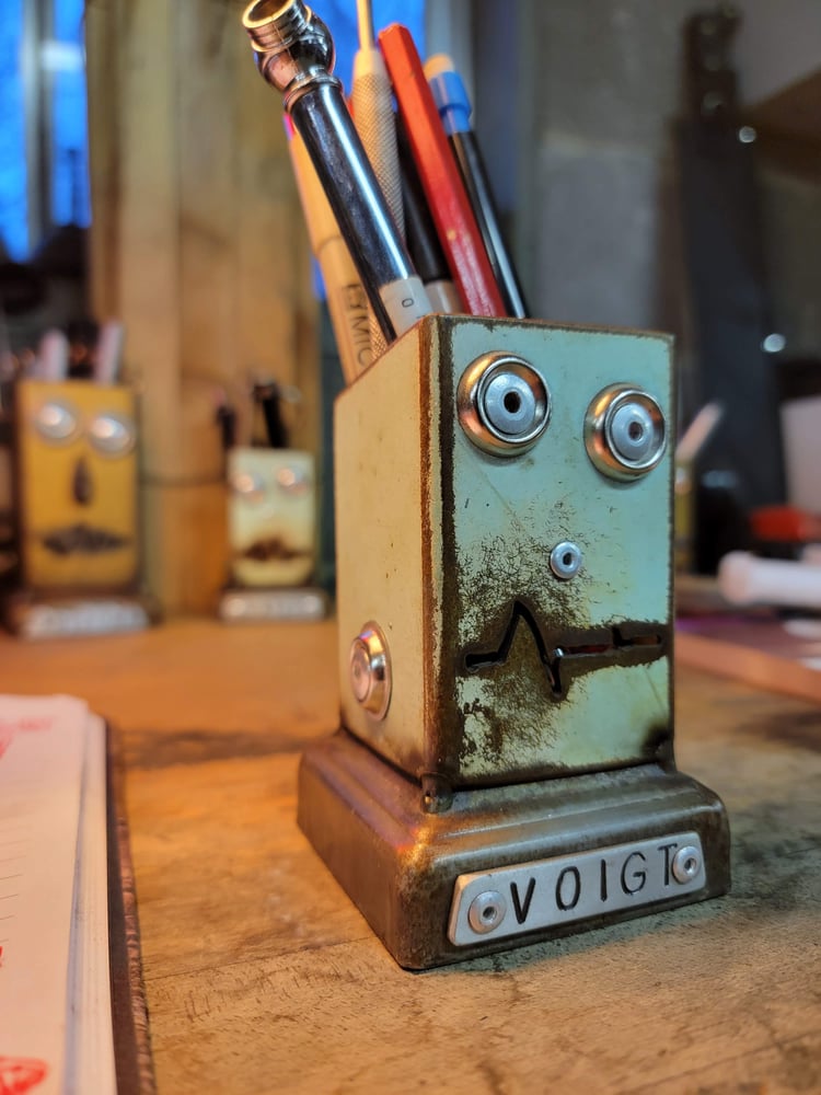 Image of Mr Voigt Robot desk organizer