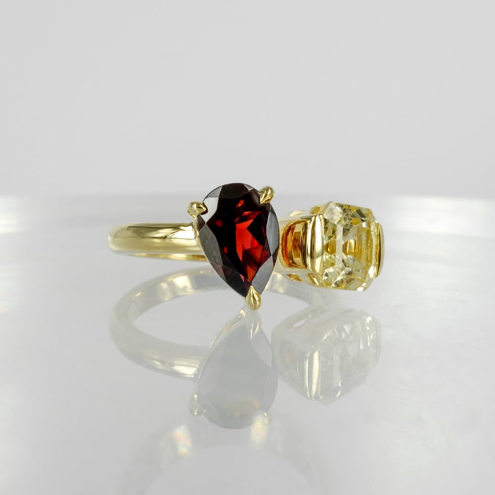 Image of 9ct yellow gold split ring set with Garnet & Citrine. Pj5960