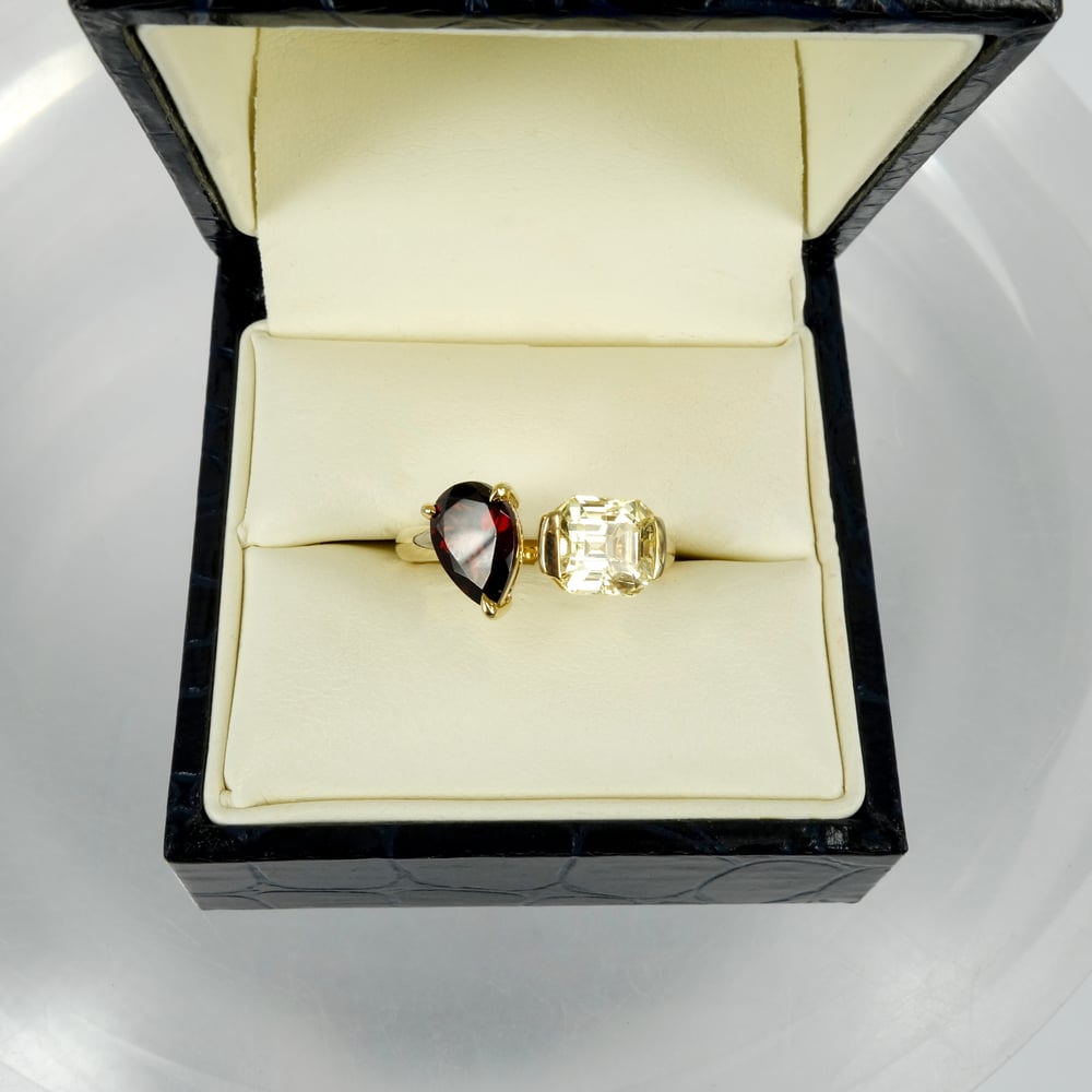 Image of 9ct yellow gold split ring set with Garnet & Citrine. Pj5960