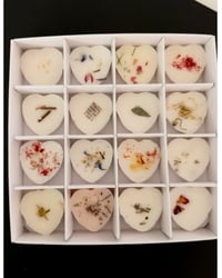 Image 1 of COLLECTION BOX OF 16 WAX MELTS