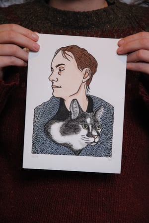 Autoportrait au chat 2022 - linogravure originale peinte à la main