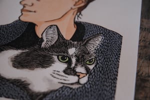 Autoportrait au chat 2022 - linogravure originale peinte à la main