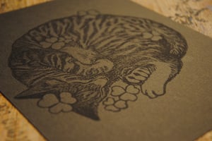 Chat et trèfles - linogravure originale sur papier noir