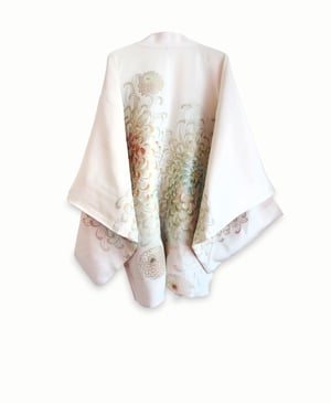 Image of Rosa-creme kort kimono af silke med store krysantemum
