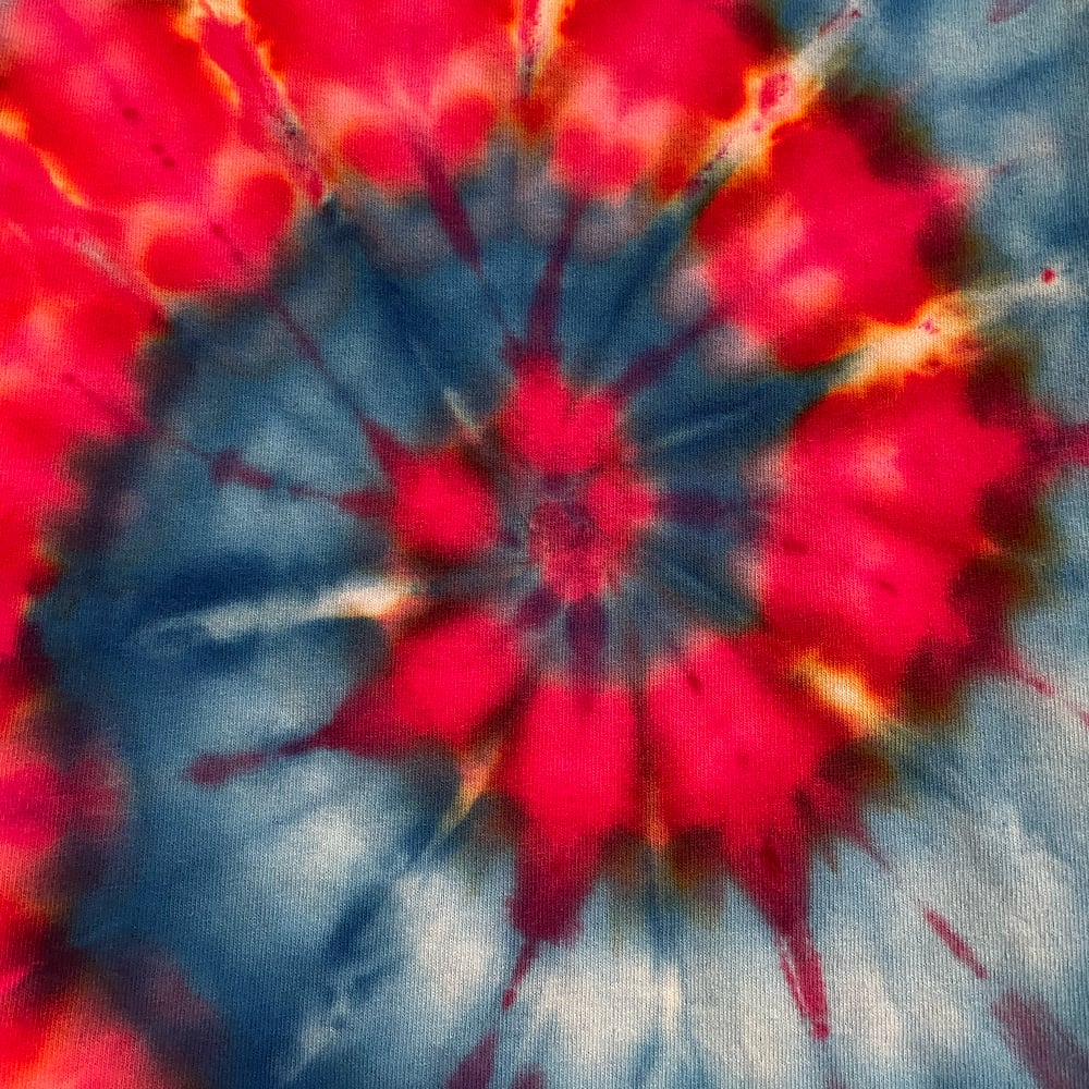 PATRIOTIC SPIRAL TIE DYE TEE WOMEN'S SIZE MEDIUM