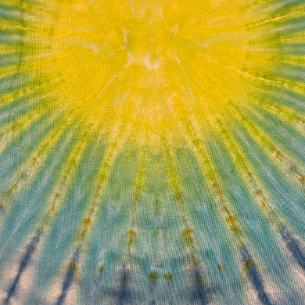 YELLOW RAINBOW SUNBURST TIE DYE TEE SIZE LARGE
