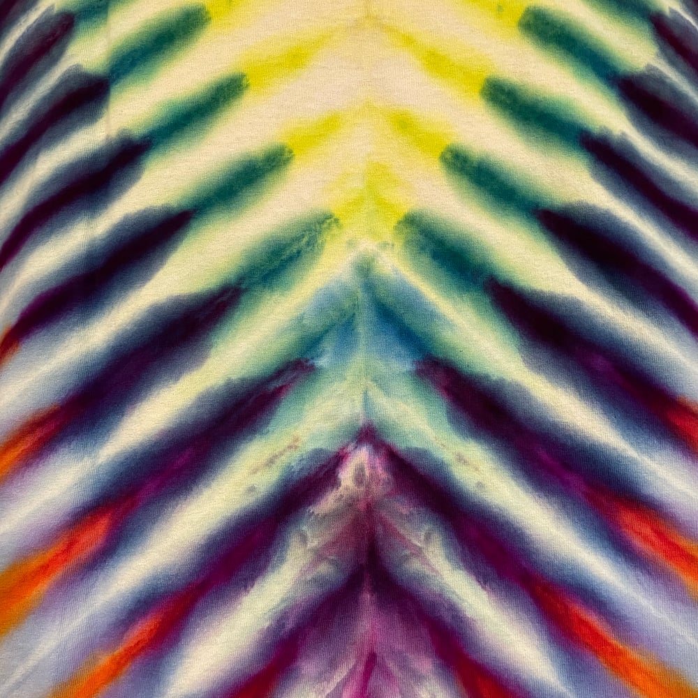 YELLOW RAINBOW DRIPPY V TIE DYE TEE SIZE LARGE