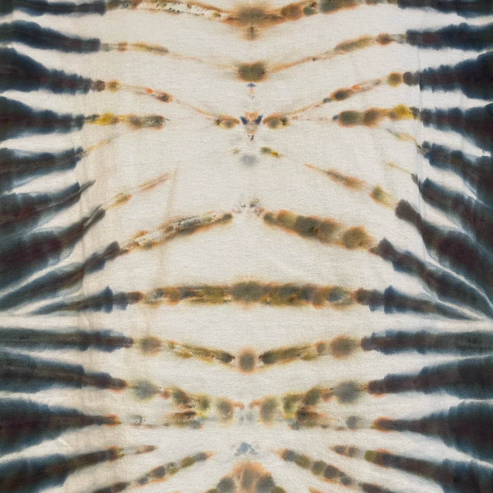 EARTHTONE EMBLEM TIE DYE TEE SIZE XL