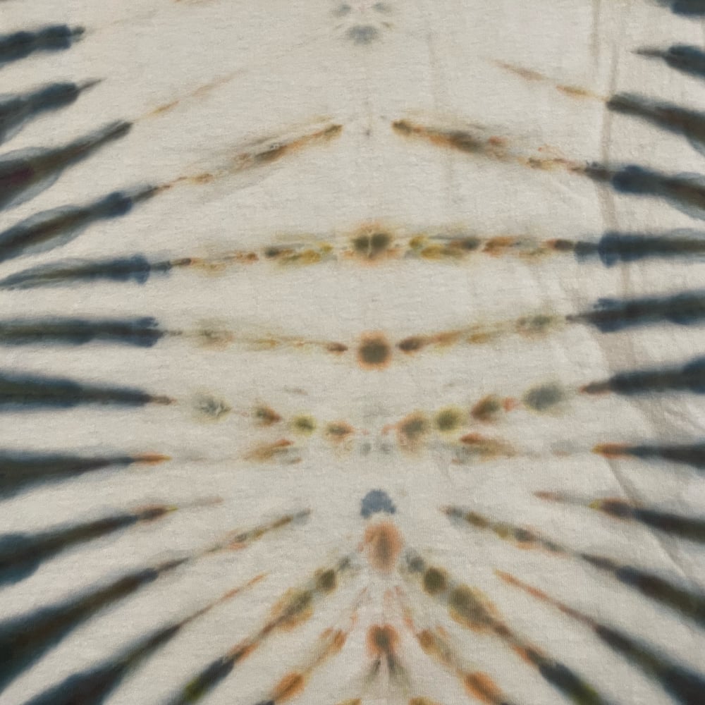 EARTHTONE EMBLEM TIE DYE TEE SIZE XL