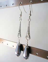 Image 4 of 1920s Art Deco Pearl Teardrop Earrings, Dark Grey