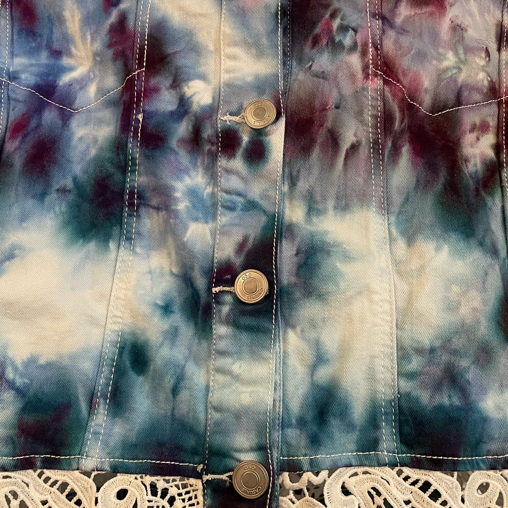STORMY SKY TIE DYE UPCYCLED DENIM JACKET W/ LACE ACCENTS