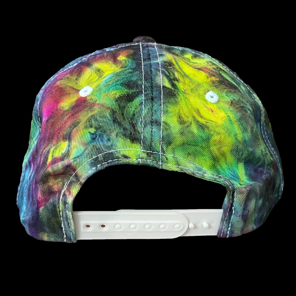 BLACK JEWEL SWIRL TIE DYE FLATBRIM SNAPBACK HAT