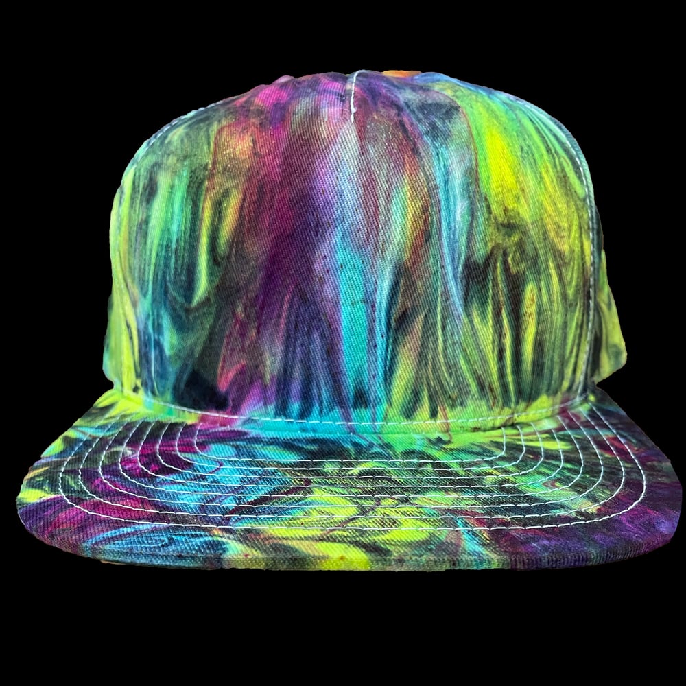 BLACK JEWEL SWIRL TIE DYE FLATBRIM SNAPBACK HAT