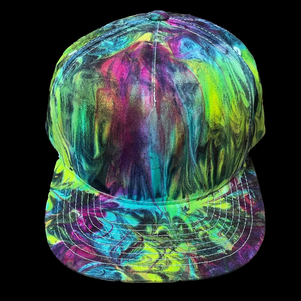 BLACK JEWEL SWIRL TIE DYE FLATBRIM SNAPBACK HAT