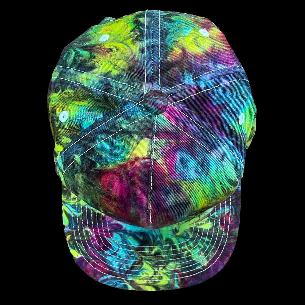 BLACK JEWEL SWIRL TIE DYE FLATBRIM SNAPBACK HAT