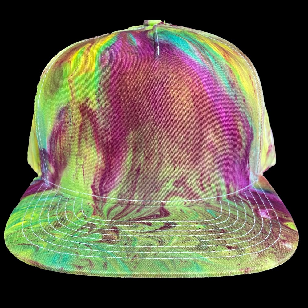 MAGENTA SWIRL TIE DYE FLATBRIM SNAPBACK HAT