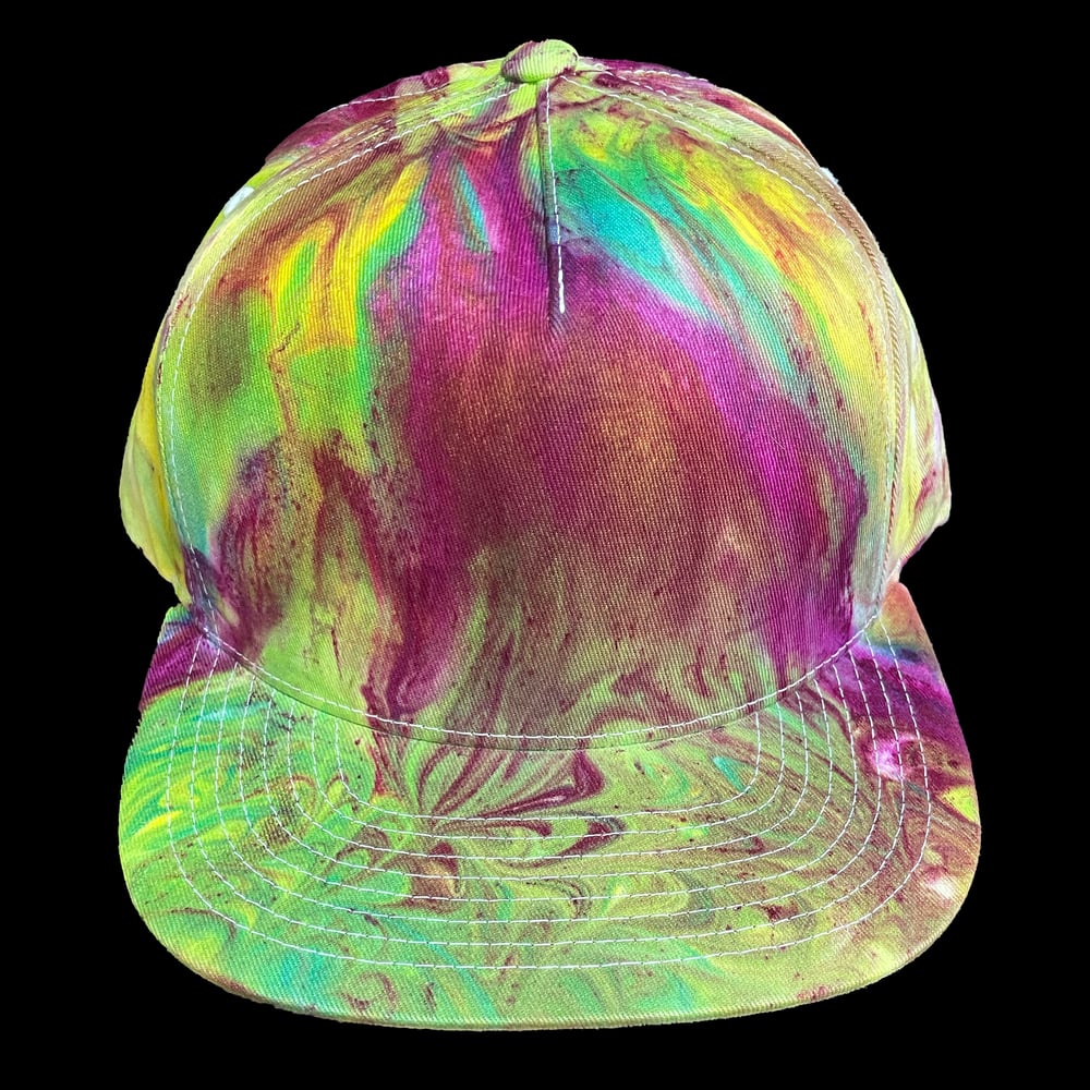 MAGENTA SWIRL TIE DYE FLATBRIM SNAPBACK HAT